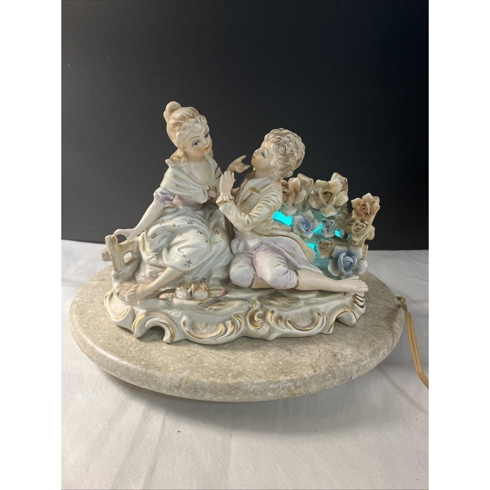 Ardalt/Sankyo Music Box Electrical Lamp Light Victorian Courting Couple Works